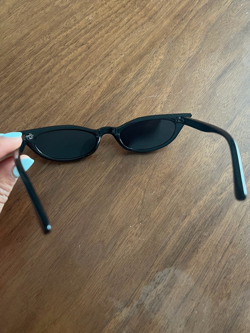 Black narrow-frame cat-eye sunglasses - Picture 4 of 4